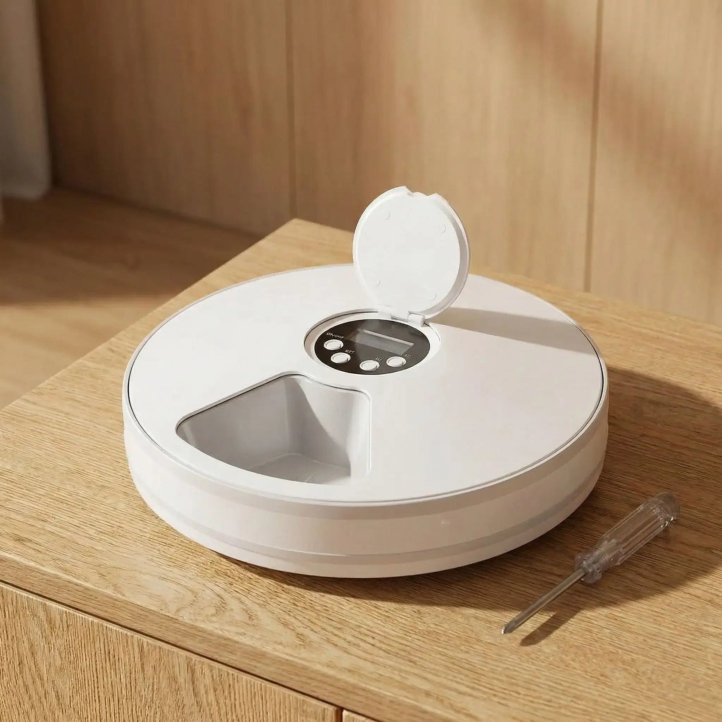 Distributeur automatique de nourriture pour chat beige