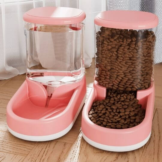 Distributeur de croquettes chat et fontaine chat rose