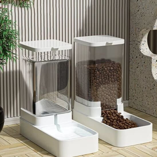 Ensemble distributeur de croquettes et fontaine chat blanc prĂȘt