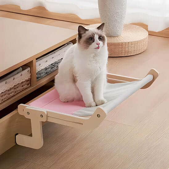 Hamac pour chat cododo gris rose sur meuble chat observe