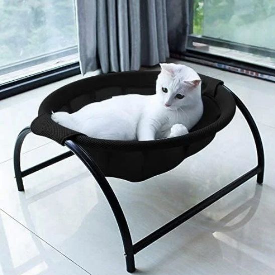 hamac pour chat noir sur pied chat détendu