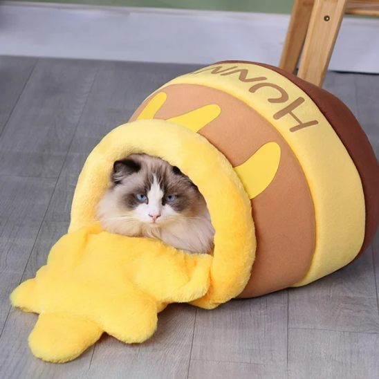lit pour chat jaune chat en détente