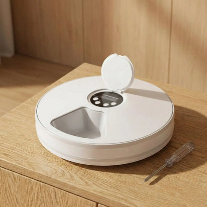 Distributeur automatique de nourriture pour chat beige