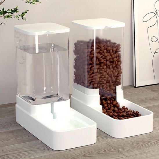 Ensemble distributeur de croquettes chat fontaine blanc en décor