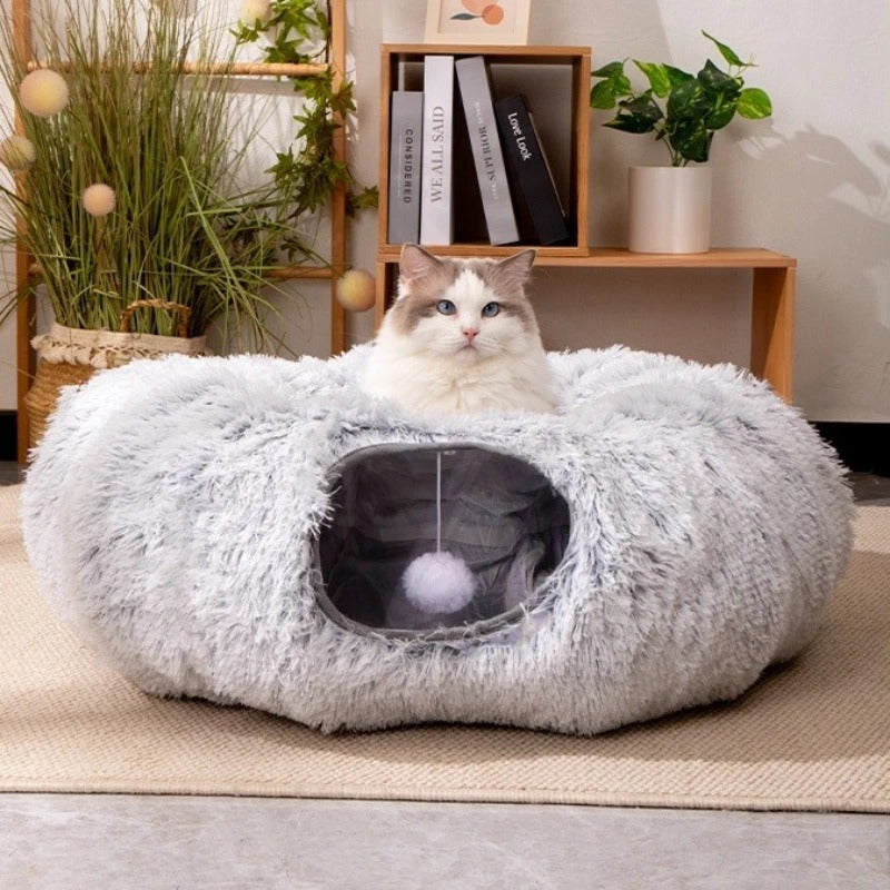 Maison pour les chats grise chat sur coussin