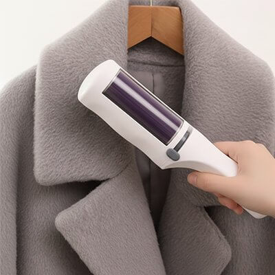 Brosse anti poil blanche en usage sur veste