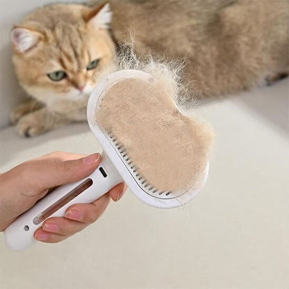 Brosse chat blanche avec poils morts ramassés