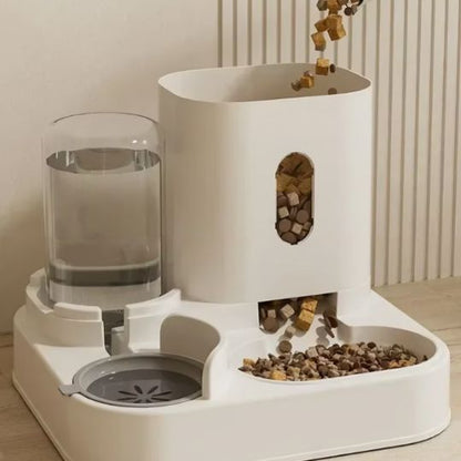 Distributeur croquette chat gris entrain de se faire remplir