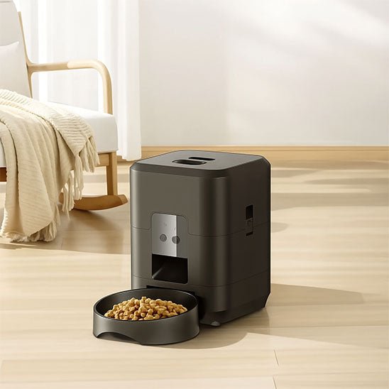 Distributeur de croquettes pour chat brun en décor