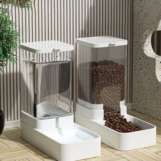 Ensemble distributeur de croquettes et fontaine chat blanc prêt