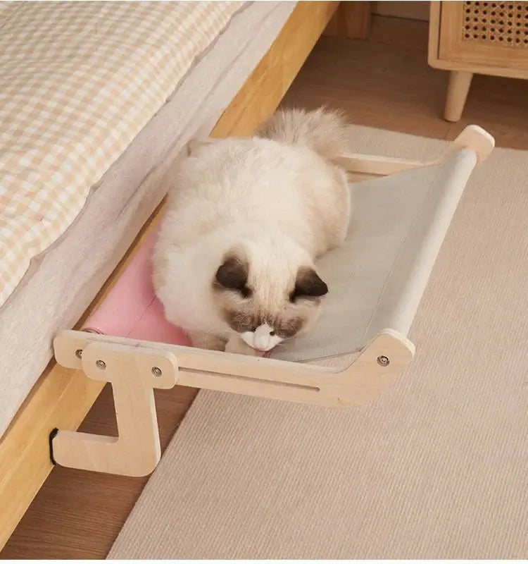 Hamac pour chat cododo gris rose sur le lit chat repose
