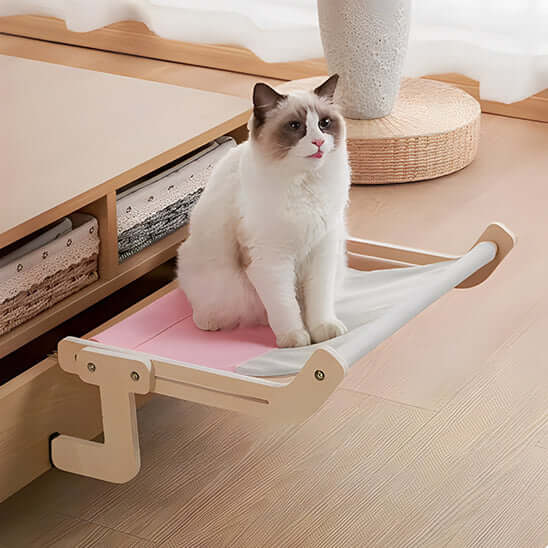 Hamac pour chat cododo gris rose sur meuble chat observe