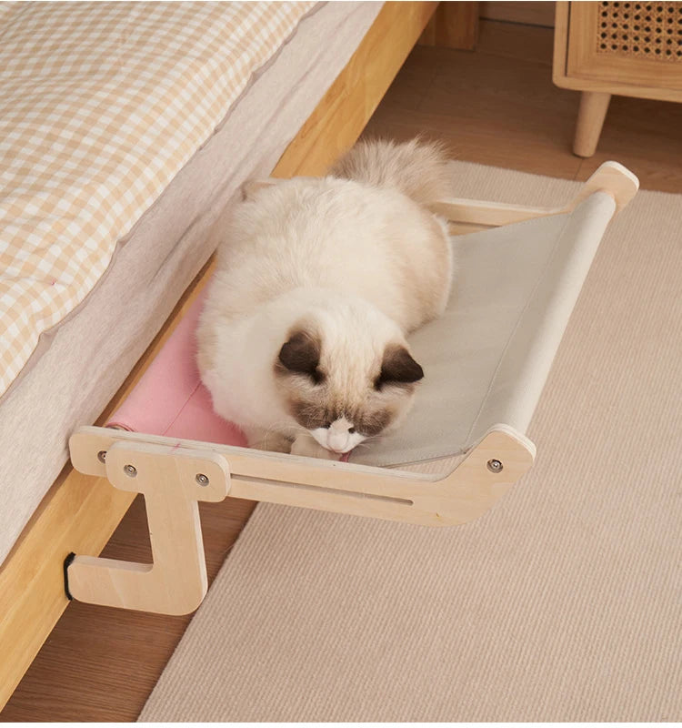 hamac pour chat gris rose sur lit chat repose