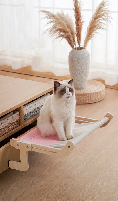 hamac pour chat gris rose sur meuble chat assis 