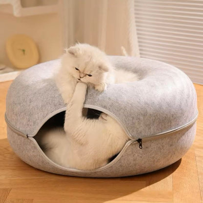lit pour chat gris clair chats jouent