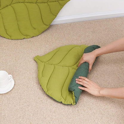 Tapis chat feuille vert enroulé